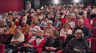 Der Saal im Ketscher Central ist beim Kirchenkino mit dem Film „Last Dance“ zum Thema des „Happy Aging“ prall gefüllt. Nach der Tragikomödie gibt es eine Diskussionsrunde mit dem Altenseelsorger Gerhard Sprakties.