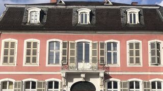 In dem Gebäude am Schlossplatz 4 ist unter anderem das Generationenbüro der Stadt beheimat. Das Haus ist in Privatbesitz.
