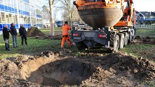 Ein großes Loch ist nach dem Einsatz der Spezialgeräte das letzte Anzeichen, dass an dieser Stelle einmal ein Baum gestanden hat. Dieser wird samt Wurzelwerk rund 50 Meter entfernt neu gesetzt.