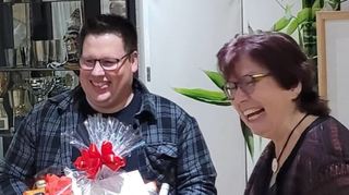 Vorsitzender Erik Ofenloch bedankt sich bei Carmen Rosenberger für das Engagement in der Rückengymnastikgruppe des RSV Hockenheim. Rosenberger hat die Gruppe als Abteilungsleiterin 27 Jahre lang geleitet.