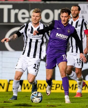 Sandhausens Alexander Mühling (l.) beackert Omar Sarif Sijaric von Erzgebirge Aue im Mittelfeld und verwandelt vorne einen Elfmeter in der 31. Minute souverän zum 1:0-Erfolg des SV über die Veilchen.