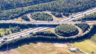 Was ist das Wichtigste beim Immobilienkauf? Die Lage. Und hierbei spielt auch das Verkehrsnetz eine Rolle, etwa schnelle Erreichbarkeit der Autobahnanschlüsse wie hier Schwetzingen/Hockenheim (Auffahrt A 6) aus Westen fotografiert.