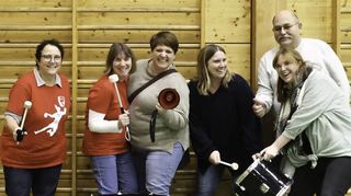 Ein Teil der „Edelfans“ der HSG St. Leon/Reilingen freut sich über den 40:29-Sieg gegen Marpingen in der Fritz-Mannherz-Halle: Bernadette Zimmermann (v. l.), Gaby Geider, Tina Kappeller, Elke Elsässer, Egon Zinser und Katharina Heinzmann.