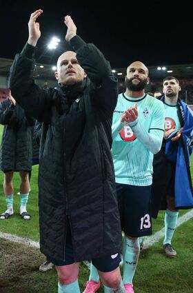 Waldhof-Kapitän Marcel Seegert (von links), Doppel-Torschütze Terrence Boyd und Tim Sechelmann am Freitag in Halle vor der eigenen Fan-Kurve.