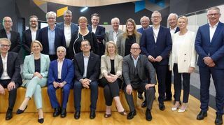 Eine Delegation Deutschen Industrie- und Handelskammer mit Hauptgeschäftsführer Dr. Martin Wansleben (5. v. l.) heißt Hima-CEO Jörg de la Motte mit seinen Mitarbeitern (4. v. r.) im Customer-Solutions-Centers in Singapur willkommen.