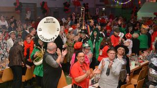 Die Guggemusiker der „Bärämadd’l“ aus Kronau holen mit ihren schwungvollen und lustigen Instrumentaltönen alle Gäste in der Halle von den Stühlen und sorgen damit für einen gelungenen Start in die zweite Sitzungshälfte.