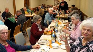 In einer großen geselligen Runde bewirteten sich die fleißigen Mitglieder des Heimat- und Kulturkreises selbst beim Helferfest in der Cafeteria.