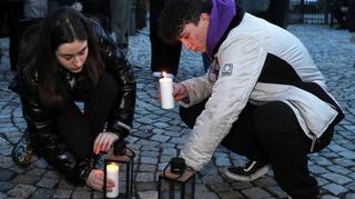 Die Schüler Ylenia Wolf und Florian Hahn zünden Kerzen an, um an die Opfer des Nationalsozialismus zu erinnern.