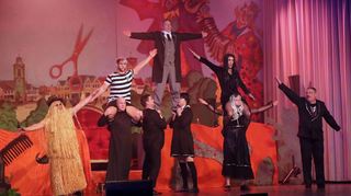 Jedes Jahr Höhepunkt und Abschluss der Prunksitzung: das Männerballett „Die Luxedopser“, Heuer als Adams Family am Start.