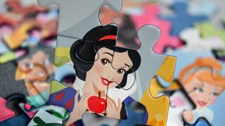 Mehrere Teile eines Puzzles liegen auf einem Tisch. +++ dpa-Bildfunk +++