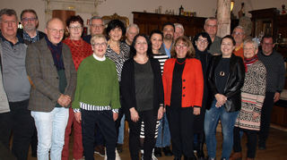 Die Freiwähler mit ihren Nominierten für die Kommunalwahlen (nicht alle Kandidaten sind abgebildet): Dr. Ralf Wegner (hinten von links), Peter Pfau, Antonie Kühn, Siegfried Kollmar, Ulrike Utz, Peter Lemke, Katharina Becker, Uwe Betzwieser, Karl Rupp, Elke Ackermann-Knieriem, Carsten Petzold, Gerald Sams, Werner Zimmermann; (vorne von links) Dr. Michael Sehling, Cornelia Hertlein, Andrea Rung, Elfriede Fackel-Kretz-Keller, Marina Fassner und Ursula Lenz.