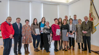 Ein Erinnerungsfoto der Ehrungsmatinee mit Jürgen Kolb (v. l.), Michael Hardung (zweiter Vorsitzender), Elke Teichmann, Stephanie Ueltzhöffer, Ulrike Ueltzhöffer, Doris Größle, Marianne Grönert, Patrizia Keller, Elfriede Fackel-Kretz-Keller, Georg Keller, Waltraud Imhof, Patrick Schreiber, Sabine Rebmann (Vorsitzende) sowie Heinz Bürger.