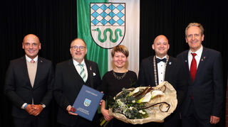 Jens Rüttinger (2. v. l., daneben Ehefrau Veronika) wird der Ehrenbrief der Gemeinde Oftersheim für 25 Jahre aktive Mitarbeit im Gemeinderat verliehen. Daniel Born (v.l.), Bürgermeister Pascal Seidel und Dr. Ralf Göck gratulieren.