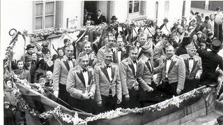 Wie auf diesem historischen Bild der Anfangszeit des Ketscher Fasnachtsumzuges aus den 1950er Jahren ist die Beteiligung in der Enderlegemeinde immer sehr groß.