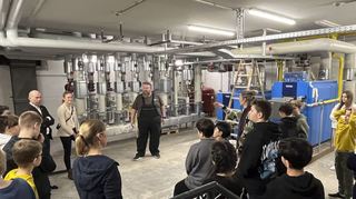 Interessante Einblicke erhalten die Schüler im Heizraum der Schule.