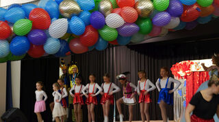 Auf der Bühne zeigen die jungen Tänzerinnen des „Kollerkrotten“ ihren Altersgenossen beim Kinderfasching in der Festhalle ihr Können in Sachen Garde- und Schautanz – dafür ernten sie jede Menge närrischer Raketen.