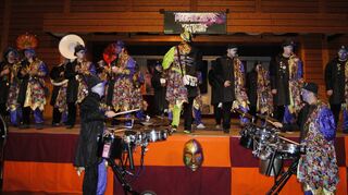 Die „Guggemusik Stobblhobblä“ aus Forst heizt den Besuchern in der Fritz-Mannherz-Halle gehörig ein und sorgt für Bewegung im Saal, in dem das närrische Publikum begeistert mitging, seinen Spaß an der Prunksitzung des Karnevalvereins Käskuche hatte.