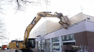 Eine Ära endet: Nachdem die Rhein-Neckar-Halle entkernt wurde, geht es jetzt an den Abbruch des Gebäudes.