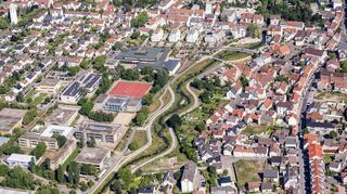 Durch die Bildmitte schlängelt sich der Kraichbach, links davon das Schulzentrum samt Gymnasium, bei dem die letzten Fenster ausgetauscht werden. Der Ortsetter selbst wird auch überplant – die Wärmeversorgung soll nachhaltiger werden.