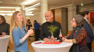 Die studierte Literaturwissenschaftlerin und angehende Theologin Johanna Beck, die als Kind Missbrauch erlebte, im Gespräch mit Landtagsvizepräsident Daniel Born (SPD) und Prof. Dr. Julia Gebrande, seit 2022 in der Unabhängigen Kommission zur Aufarbeitung sexuellen Kindesmissbrauchs. © Sabine Zeuner