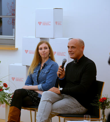 Die studierte Literaturwissenschaftlerin und angehende Theologin Johanna Beck, die als Kind Missbrauch erlebte, im Gespräch mit Landtagsvizepräsident Daniel Born (SPD). © Sabine Zeuner