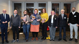 Offizielle Ehrung der Blutspender des Jahres 2023: OB Dr. René Pöltl (v. l.), Carsten Stasch, Ursula Wetzel, Ulrike Keßler, Sina Rogozinski, Anja Beck (DRK Bereitschaftsleitung Schwetzingen), Manfred Dams und Yalcin Kanlikilic (beide Kulturamt).