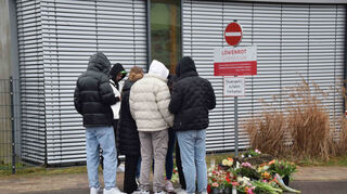 Die Trauer am Gymnasium der getöteten 18-Jährigen ist groß. Die Schule plant nun eine Gedenkfeier.