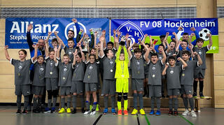 Die E-Jugend des FV08 präsentiert mit ihren Trainern Sebastian Rabold (v. l.), Jochen Albrecht, Robel Mesfin und Rick Poschmann stolz ihre Pokale für den Turniersieg und den dritten Platz beim Hallen-Rennstadt-Cup.