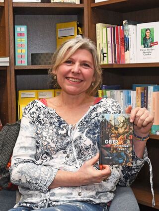 Krimiautorin Monika Geier stellte im Eppelheimer Buchladen im Rahmen der Aktion Kriminell guter Winter in Eppelheim ihr neuestes Buch Antoniusfeuer vor.
