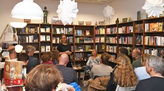 Krimiautorin Monika Geier (vorne rechts sitzend) stellte im Eppelheimer Buchladen auf Einladung von Christine Beil (stehend) im Rahmen der Aktion Kriminell guter Winter in Eppelheim ihr neuestes Buch Antoniusfeuer vor.