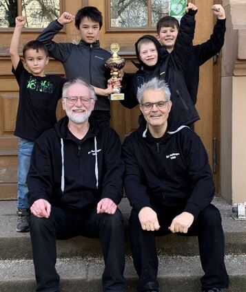 Die Grundschul-Siegermannschaft mit Noõl (v. l.), Maximilian, Joshua und Lukas, vorne Thomas Bareiß und Dr. Christoph Scholz.