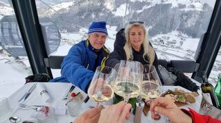 Zum Wohl, auf ein schönes Gondeldinner! Drei Gänge mit Weinbegleitung gehören zu diesem exquisiten Erlebnis in der Kieserlbahn, gemanagt vom Team des Nesslerhofs.