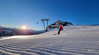 Ein absolutes und unvergessliches Erlebnis zum Sonnenaufgang: „Skikeriki“ – das ist Skifahren beim ersten Hahnenschrei. Um 7.15 Uhr geht’s zum Beispiel für Gäste im Hotel Nesslerhof nach Anmeldung jeden Mittwoch ganz früh auf die frisch präparierten Pisten in Großarl. Die Panoramabahn bringt die Skifahrer auf den Berg. Nach ein paar Schwüngen gibt es Frühstück in einer Hütte.