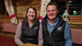 Almtipp in Großarl: Die Loosbühelalm mit ihren Gastgebern Elisabeth und Alois. Der Berggasthof liegt am Salzburger Almenweg, bietet Zimmer zum Übernachten und ganztägig warme Speisen. Abends wird beim Hutessen besonders gemütlich (auf Bestellung) und im Winter geht's mit dem Rodel zurück ins Tal.