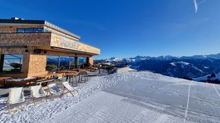 Trefflicher kann ein Name nicht sein: Die neue Sky-Lounge „Wolke 7“ auf dem Plateau des Kieserls (1954 Meter) im Skigebiet Großarl-Dorfgastein. Das Bergrestaurant verspricht im wahrsten Sinne des Wortes Hochgenuss mit gehobeneren Speisen.