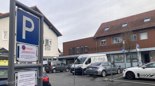 Seit vielen Jahren wird das Grundstück an der Ecke Hilda- und Mannheimer Straße als öffentlicher Parkplatz genutzt. Tatsächlich handelt es sich um ein Privatgrundstück, das der Gemeinde als Gegenleistung für die Unterhaltung des Areals überlassen wurde.