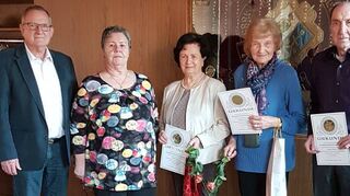 Der stellvertretende Vorsitzender Hermann Lopp (v. l.) und Vorsitzende Elvira Werner mit den Geehrten Barbara Blech, Ingeborg Schmidt und Helmut Wachl.