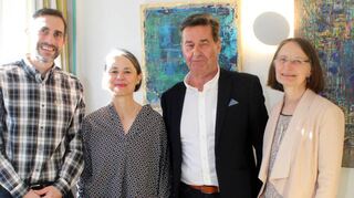 Hotelier Julian Blem (v.l.) freut sich über die gelungene Ausstellungseröffnung mit Laudatorin Barbara Hennl-Goll, Künstler Joachim Weiss und Goldschmiedemeisterin Susanne Reinisch.