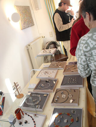 Neben Kunstwerken gibt es auch kunstvoll gefertigten Schmuck zu sehen.