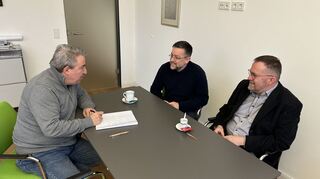 Redaktionsgespräch mit Dekan Uwe Lüttinger (v.r.), Pfarrer Christian Müller und Chefredakteur Jürgen Gurler.