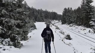 Auf dem Weg zur Spitze: Entlang der Gleise der Brockenbahn geht es die letzten Meter in winterlicher Atmosphäre hinauf zur Spitze des Brockens.