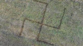 Weil der aggressive Diesel das Gras der Wiese zerstört hat, kann man aus der Luft das Hakenkreuz deutlich erkennen – selbst wenn es nicht gebrannt hat.
