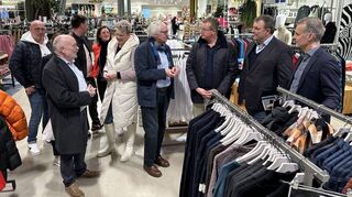 Speyerer Geschäftsleute treffen sich im Bö Fashionhaus und diskutieren die verdoppelten Parkgebühren in Speyer.