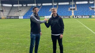 Tim Schork (l.), Geschäftsführer Sport des SV Waldhof Mannheim, begrüßt Neuzugang Martin Kobylanski in Carl-Benz-Stadion.