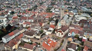 Unser Archivbild zeigt den innenstädtischen Bereich Hockenheims zwischen der Zehntscheune (im Vordergrund) bis zur Feuerwache und den Gebäuden an der Waldstraße am oberen Bildrand, rechts mittig Rathaus und Stadthalle.