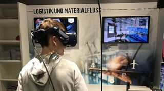 Mit der Virtual Reality Brille repariert Gymnasiast Noel aus der Klasse 8a virtuell einen Motorblock.