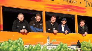Cedrik Antl (v. l.),  Maximilian Grimm, Marco Hoffmann, Nils Rubner und Dennis Zuber machen an den Fenstern des bunt bemalten Fahrzeugs, das gerade wieder die Tüv-Plakette erhalten hat, eine kleine Pause.