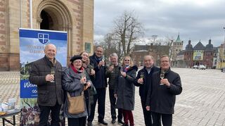 Getestet und für sehr gut befunden wurde der Sekt von Dr. Gottfried Jung (v.l.), Gabriele Fischer, Carmen Gahmig, Steven Kärgel, Günther Frei, Dr. Barbara Schmidt-Nechl, Winfried Szkutnik und Dr. Christoph Kohl auf dem Domplatz.