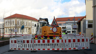 Unübersehbar: hier ist ein "Rundumschlag" im Gange. Und das mitten im Zentrum. Die Beeinträchtigungen für die Bevölkerung und Händler sind beträchtlich.