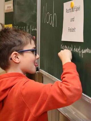 METADATEN aus dem DC-Upload-Tool:

Bildtext: 30.01.2024, Noah Eschwey gibt an der Hartmann-Baumann-Schule eine Stunde zum Projekt Kinderrechte. Alexander schreibt etwas zum Thema "Recht auf Spiel und Freizeit" an die Tafel. Bild: Lenhardt

Hochgeladen von:
Norbert & Dorothea Lenhardt / SZ Freie Mitarbeit (doro-lenhardt@t-online.de)

Bildrechte:
1.) Ich bin berechtigt, die hochgeladenen Bilder der Mediengruppe Dr. Haas GmbH zur Verfügung zu stellen. Die Bilder dürfen in den gedruckten Ausgaben des "Mannheimer Morgen", "Südhessen Morgen", "Bergsträßer Anzeiger", "Schwetzinger Zeitung/Hockenheimer Tageszeitung" sowie "Fränkische Nachrichten" inklusive deren Internetauftritte (www.mannheimer-morgen.de, www.bergstraesser-anzeiger.de, www.schwetzinger-zeitung.de und www.fnweb.de)
2.) Es wird ein vollumfängliches einfaches Nutzungsrecht ohne zeitliche Beschränkung eingeräumt.
3.) Ich versichere, dass die abgebildeten Personen einer entsprechenden Veröffentlichung zugestimmt haben. Die Bilder dürfen bearbeitet und archiviert werden.

4.) Die Bilder dürfen in Social-Media-Kanälen wie Facebook und Instagram genutzt werden.

Nutzung: Kostenpflichtig nutzbar

ID im DC-Upload-Tool: 38899